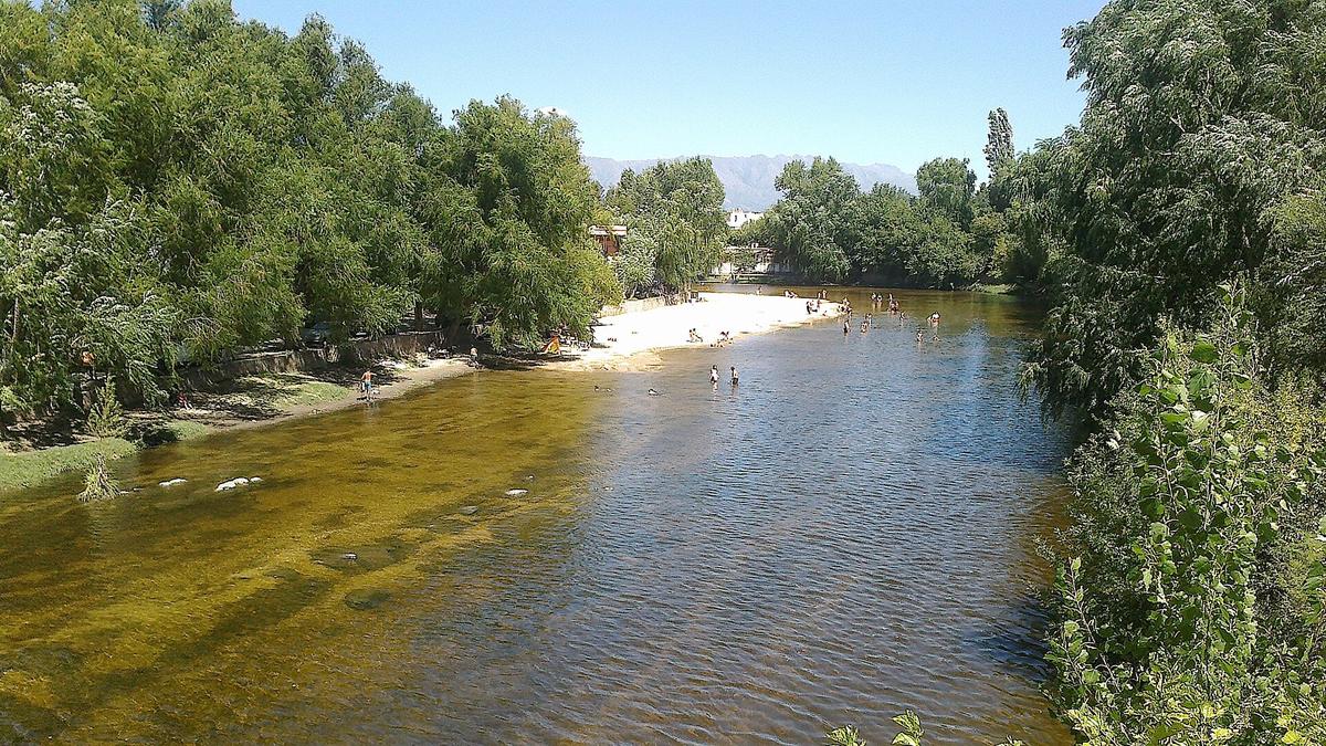 Río Mina Clavero visto desde el puente colgante, Valle de Traslasierra, Córdoba